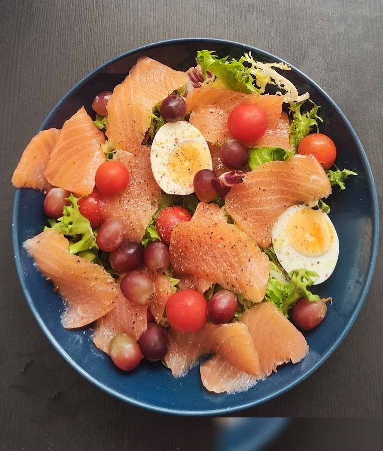 Smoked salmon salad bowl
